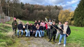 Organisiert von der Firma MyReforest werden im Kreis Kaiserslautern 1000 gespendete Bäume gepflanzt. Dabei helfen Kinder der 7. Klasse der IGS Otterberg mit.