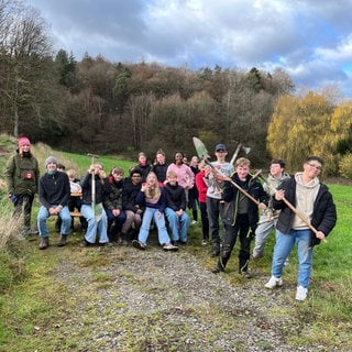 Organisiert von der Firma MyReforest werden im Kreis Kaiserslautern 1000 gespendete Bäume gepflanzt. Dabei helfen Kinder der 7. Klasse der IGS Otterberg mit.