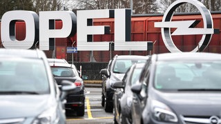 Schriftzug Opel am Parkplatz am Werk in Kaiserslautern