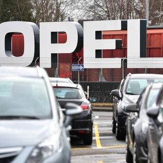 Schriftzug Opel am Parkplatz am Werk in Kaiserslautern