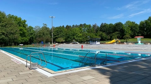 Warmfreibad Kaiserslautern mit Wasser - Jugendliche müssen aus leerem Becken gerettet werden