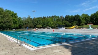 Warmfreibad Kaiserslautern mit Wasser - Jugendliche müssen aus leerem Becken gerettet werden