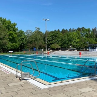 Warmfreibad Kaiserslautern mit Wasser - Jugendliche müssen aus leerem Becken gerettet werden