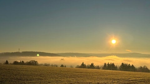 Sonnenschein und Nebel im Dezember in Kaiserslautern.