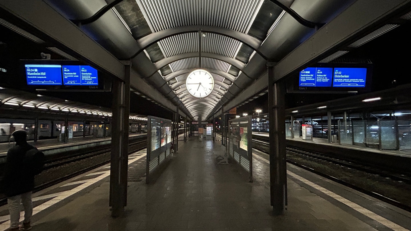 Der Hauptbahnhof Kaiserslautern - Erneut fallen um Kaiserslautern einige Züge aus.