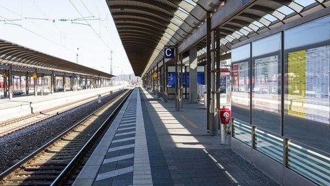 Leerer Hauptbahnhof Kaiserslautern.