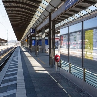 Leerer Hauptbahnhof Kaiserslautern.