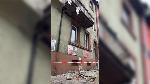 Von diesem Balkon in der Kaiserslauterer Innenstadt sind Teile auf einen Gehweg gestürzt.