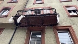 Von diesem Balkon in der Kaiserslauterer Innenstadt sind Teile auf einen Gehweg gestürzt.