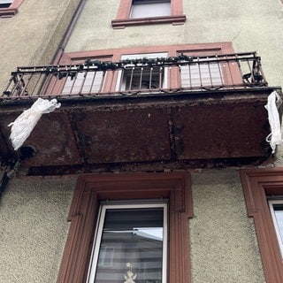 Von diesem Balkon in der Kaiserslauterer Innenstadt sind Teile auf einen Gehweg gestürzt.