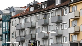 Eine Häuserfront mit vielen Balkonen - in Kaiserslautern haben sich Teile eines Balkons gelöst