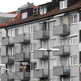 Eine Häuserfront mit vielen Balkonen - in Kaiserslautern haben sich Teile eines Balkons gelöst