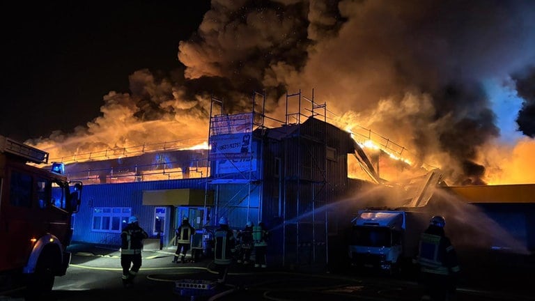 Flammen bei einem Großbrand in einer Wäscherei in Landstuhl