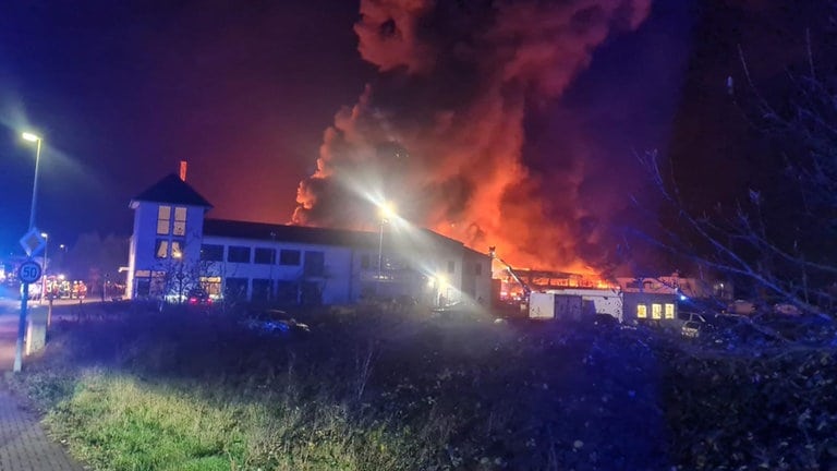 Flammen bei einem Großbrand in einer Wäscherei in Landstuhl