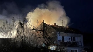 im Ortskern von Münsterappel brannte am Donnerstagabend ein Wohnhaus mit angrenzender Scheune. Verletzt wurde offenbar niemand.