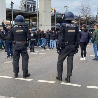 Zwischen Anhängern des FCK und des KSC herrscht erbitterte Rivalität. Am Samstag könnten sie in Kaiserslautern aufeinander treffen. Das will die Polizei verhindern.