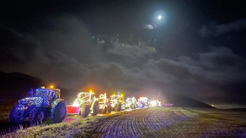 Am Samstagabend haben Landwirte eine Lichterfahrt im Donnersbergkreis veranstaltet. Die Traktoren fuhren von Gehrweiler bis nach Rockenhausen.