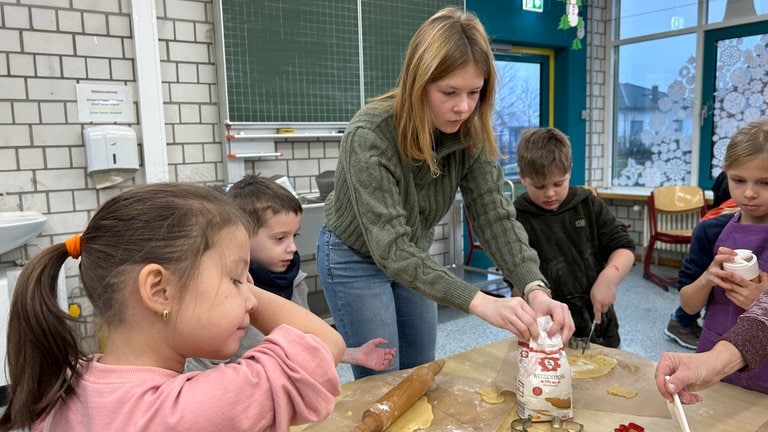 Referendarin Laura Krauß backt an der Grundschule in Meckenbach mit den Kindern. Sie begegnet gerade den ersten Hindernissen in ihrer Ausbildung.