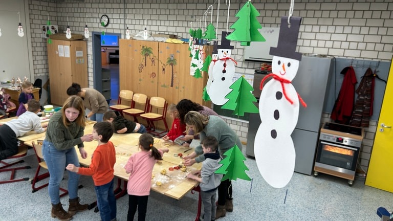 Referendarin Laura Krauß backt an der Grundschule in Meckenbach mit den Kindern. Sie begegnet gerade den ersten Hindernissen in ihrer Ausbildung.