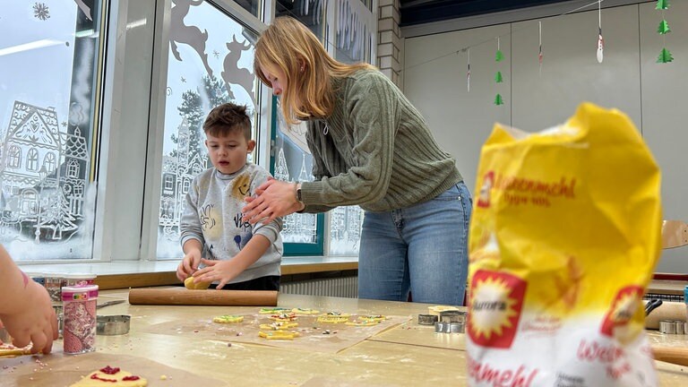 Referendarin Laura Krauß backt an der Grundschule in Meckenbach mit den Kindern. Sie begegnet gerade den ersten Hindernissen in ihrer Ausbildung.