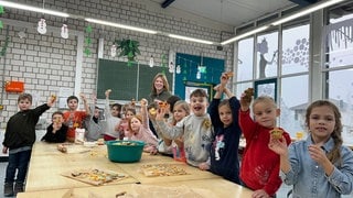 Referendarin Laura Krauß backt an der Grundschule in Meckenbach mit den Kindern. Sie begegnet gerade den ersten Hindernissen in ihrer Ausbildung.