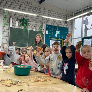 Referendarin Laura Krauß backt an der Grundschule in Meckenbach mit den Kindern. Sie begegnet gerade den ersten Hindernissen in ihrer Ausbildung.