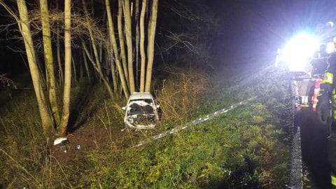 Ein Auto ist bei einem Unfall in der Nähe von Contwig im Graben gelandet.