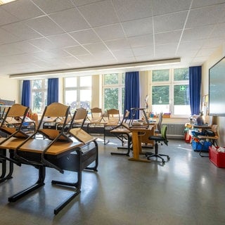 An einem Gymnasium in Pirmasens ist ein Lehrer vom Dienst befreit worden. Vergangene Woche gab es eine handgreifliche Auseinandersetzung zwischen ihm und einemn Achtklässler der Schule.