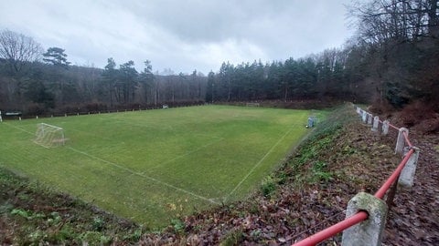 Der Sportplatz in Mehlbach (Kreis Kaiserslautern) bei bewölktem Himmel. 