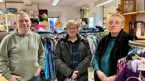 Hiltrud Wickertsheim (Mitte), die Leiterin der protestantischen Kindertagesstätte, freut sich über die Unterstützung durch das "Fundus"-Team um Klaudia und Jochen Feikert.