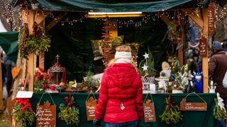 Ein Stand bei der romantischen Waldweihnacht in Johanniskreuz