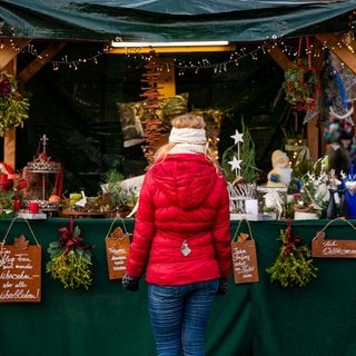 Ein Stand bei der romantischen Waldweihnacht in Johanniskreuz