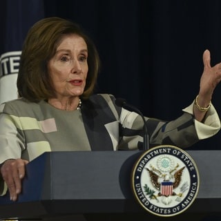 Die US-Politikerin Nancy Pelosi wird im US-Militärkrankenhaus Landstuhl operiert. Sie war bei einer Auslandsreise in Luxemburg gestürzt.