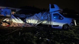 Die Autobahn bei Kaiserslautern musste nach dem Unfall bis Sonntagmorgen gesperrt werden.