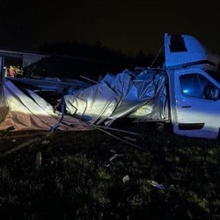 Die Autobahn bei Kaiserslautern musste nach dem Unfall bis Sonntagmorgen gesperrt werden.