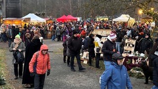 Auch am Sonntag haben die Stände bei der Waldweihnacht in Johanniskreuz geöffnet. 