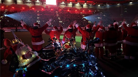 Auch die "Riding Santas" sind beim Weihnachtssingen auf dem Betzenberg in Kaiserslautern dabei. Sie sammeln Spenden für das Kinderhospiz Sterntaler.