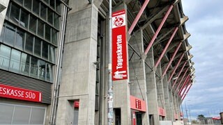 Rund 20 Jahre nach der Fußball-Weltmeisterschaft sind im und am Fritz-Walter-Stadion in Kaiserslautern manche Reparaturen nötig. 