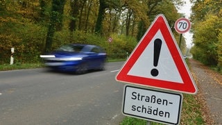 Auto rast auf einer Landstraße mit Schildern - Raser aus der Südwestpfalz steht vor Landgericht Zweibrücken