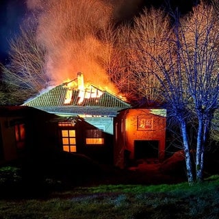 In Steinwenden (Kreis Kaiserslautern) stand am Mittwochabend eine ehemalige Gaststätte in Flammen. Bei dem Brand wurde niemand verletzt.