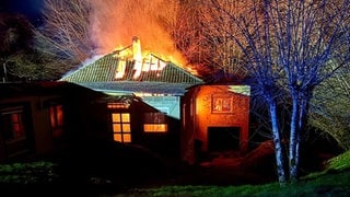 In Steinwenden (Kreis Kaiserslautern) stand am Mittwochabend eine ehemalige Gaststätte in Flammen. Bei dem Brand wurde niemand verletzt.