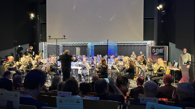 Orchester spielt im Hörsaal der Hochschule Zweibrücken bei der Star Trek-Vorlesung