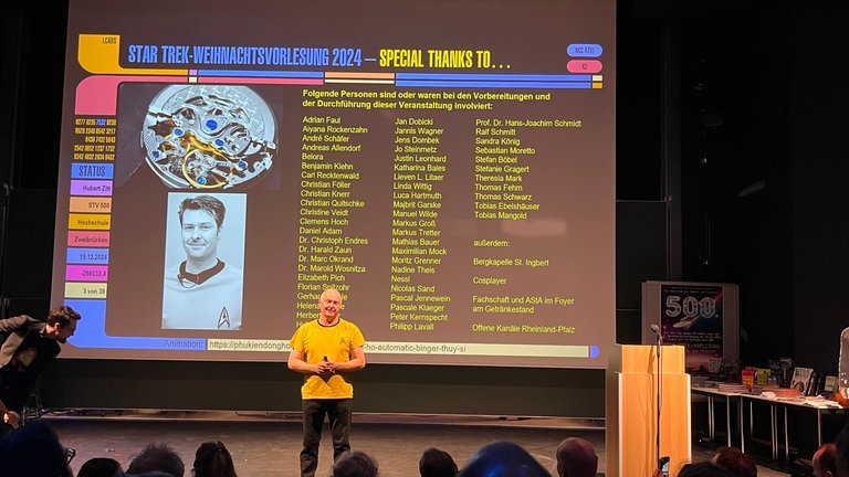 Dozent Hubert Zitt steht bei seiner Star Trek-Vorlesung in Zweibrücken vor einer großen Leinwand