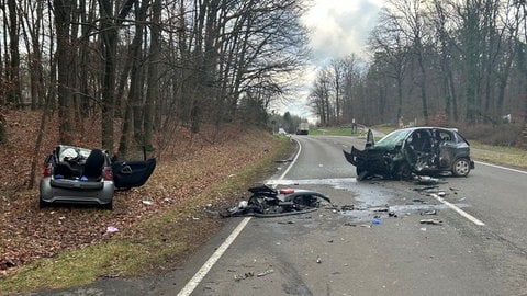 Zwischen Kindsbach und KL-Einsiedler hof kam es zu einem Frontalzusammenstoß zweier Autos.