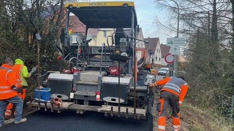 Gerade noch rechtzeitig vor Weihnachten konnte ein Teil des neuen Radweges bei Steinbach am Donnersberg asphaltiert werden. 