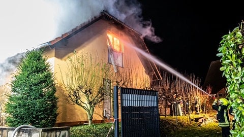 Bei einem Brand in Biedesheim im Donnersbergkreis ist ein Haus komplett abgebrannt.