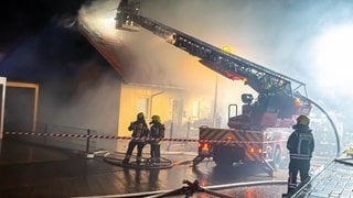 Bei einem Brand in Biedesheim im Donnersbergkreis ist ein Haus komplett abgebrannt.