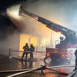 Bei einem Brand in Biedesheim im Donnersbergkreis ist ein Haus komplett abgebrannt.