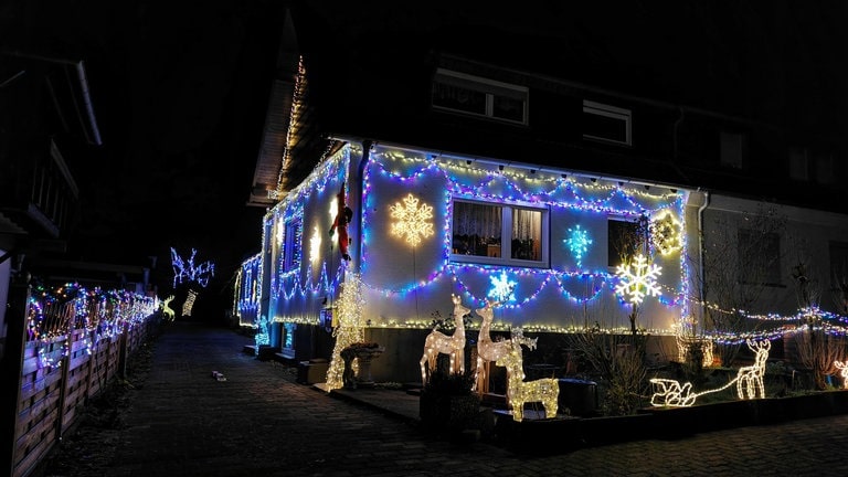 In der Westpfalz haben viele Menschen ihre Grundstücke weihnachtlich geschmückt