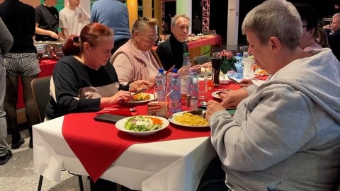 Am Pfalztheater Kaiserslautern haben Bedürftige ein Weihnachtsessen bekommen.